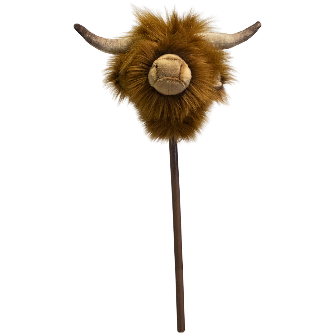 Wild & Soft stokdier Schotse hooglander met bruin pluche en hoorns, schuin gefotografeerd.