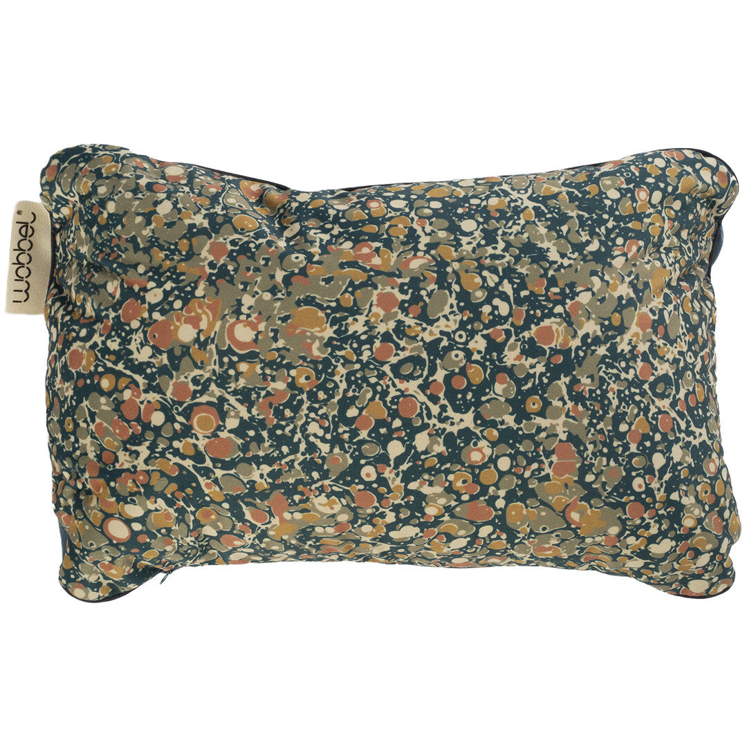 Wobbel kussen met midnight flower patroon op een witte achtergrond.