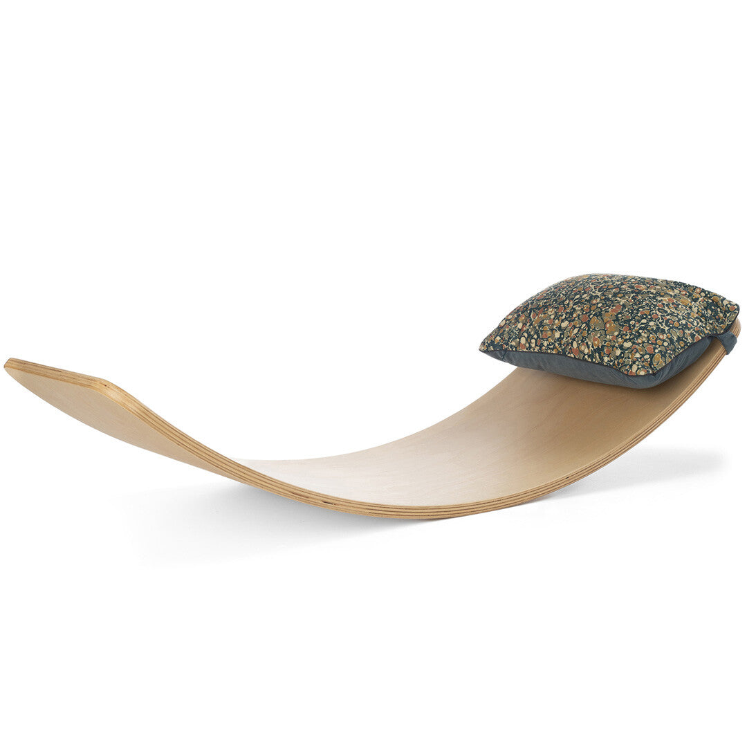 Wobbel kussen met midnight flower patroon op een houten Wobbel balance board.