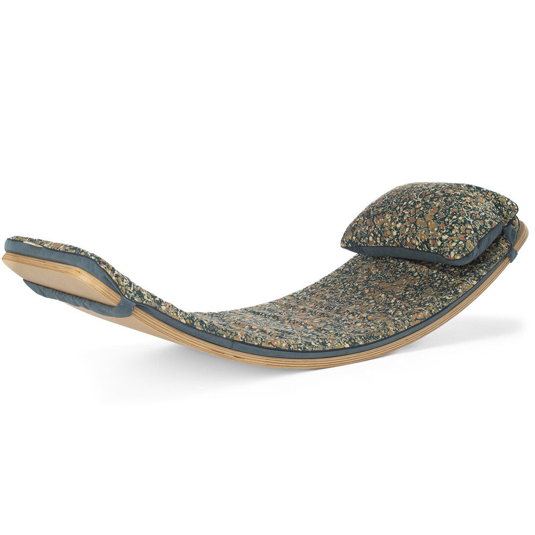 Wobbel kussen en bijpassende mat met midnight flower patroon op een houten Wobbel board.