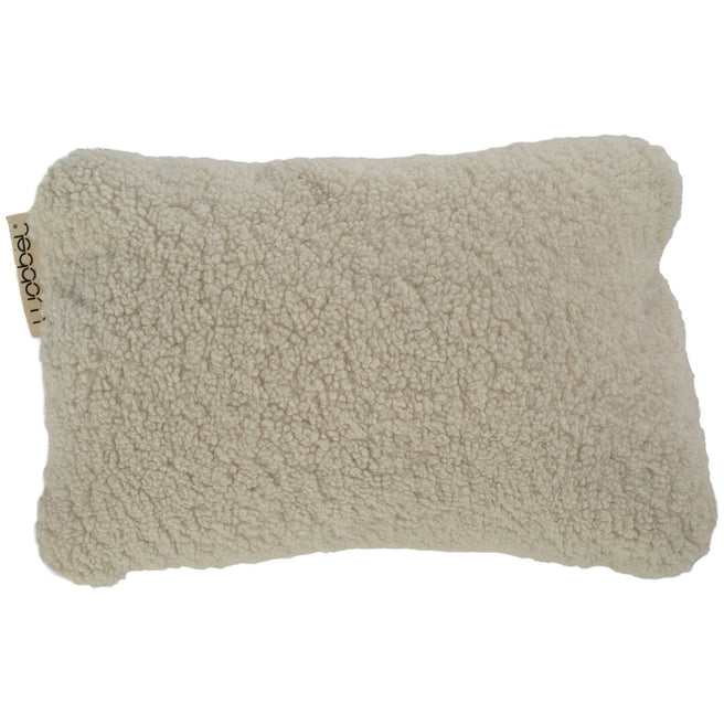 Wobbel teddy kussen voor XL in off-white, met merklabel aan de zijkant.