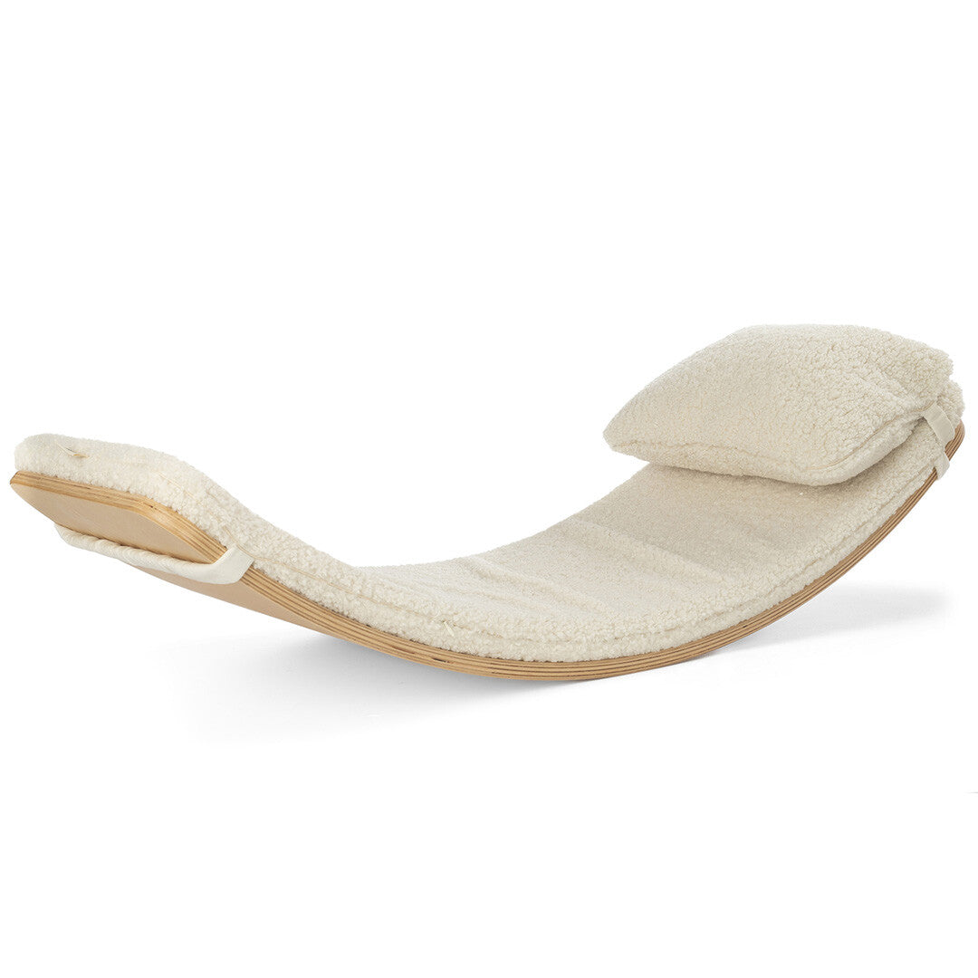 Wobbel teddy kussen voor XL dat een houten wobbel board volledig bedekt, inclusief hoofdsteun.