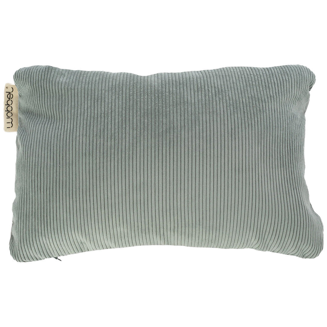 Wobbel corduroy kussen in soft sea kleur met merklabel.
