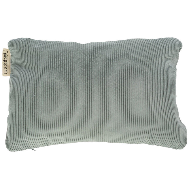 Wobbel corduroy kussen in soft sea kleur met merklabel.