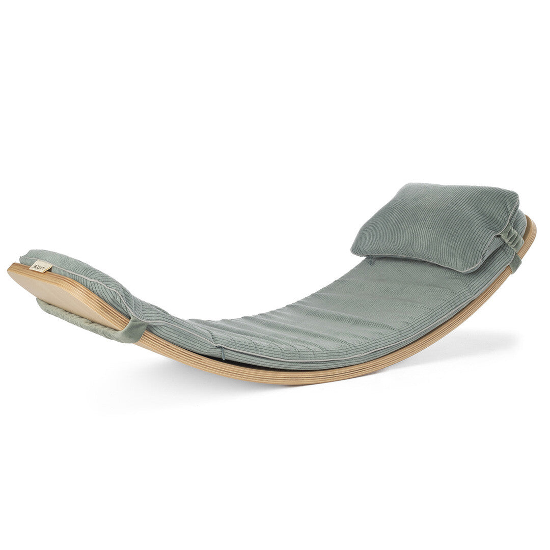 Wobbel corduroy kussen in soft sea kleur dat een houten Wobbel board volledig bedekt.