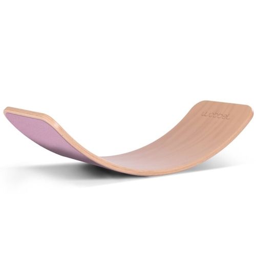 Wobbel schommelspeelgoed van blank gelakt hout met roze vilt aan de onderkant.