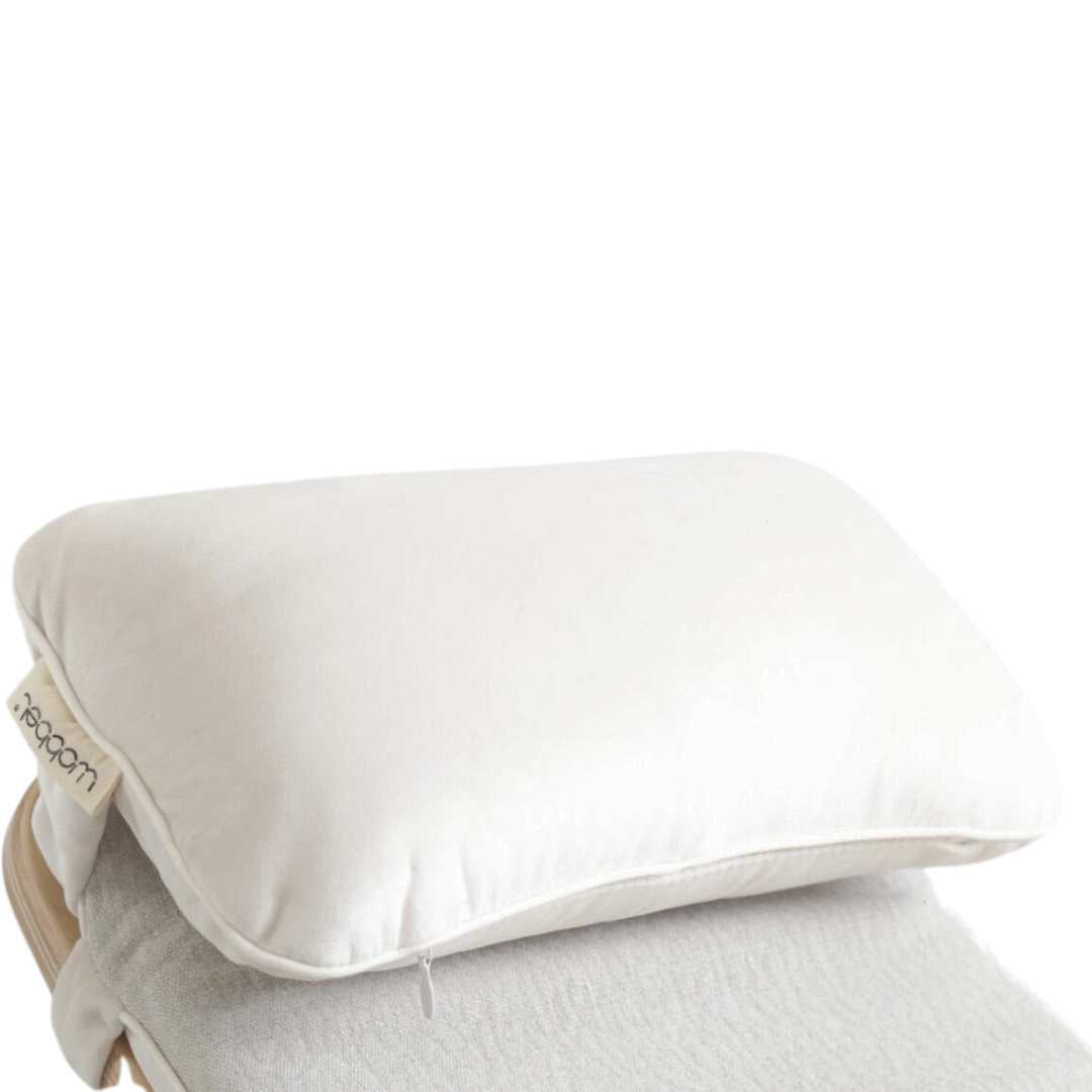 Wobbel kussen voor original in quartz kleur, liggend op een houten Wobbel board.