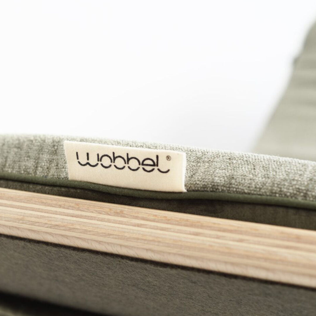 Close-up van het Wobbel merklabel op de groene matras.