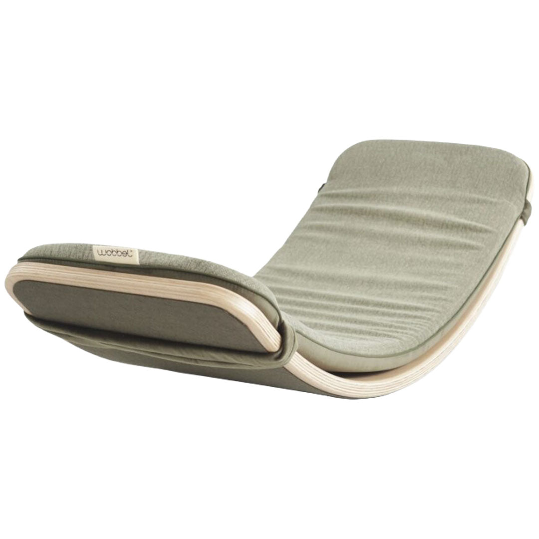 Wobbel matras voor XL in aventurine groen, liggend op een houten Wobbel board.