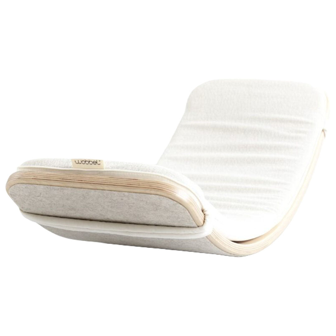 Wobbel matras voor XL in quartz kleur, liggend op een houten Wobbel board.
