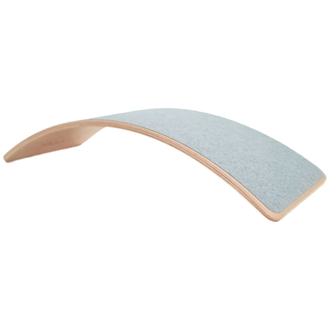 Wobbel balance board met moonstone blauw vilt aan de onderkant.