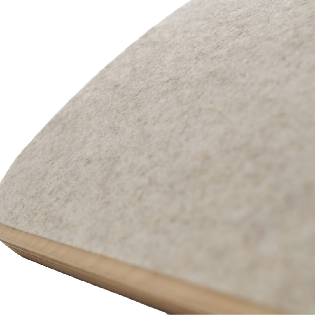 Close-up van het beige vilt en de houten lagen van een Wobbel balance board.