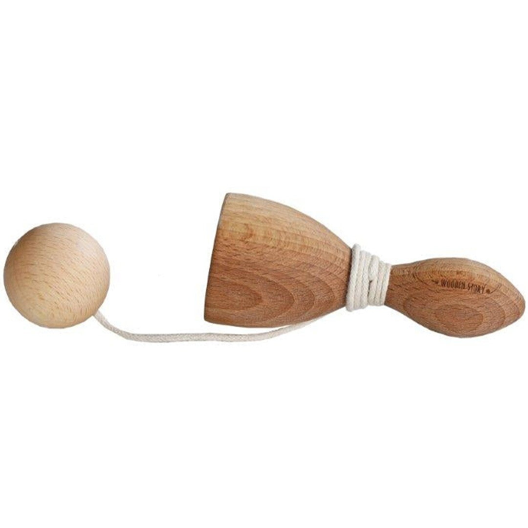 Wooden Story houten balvanger met een beker en een bal verbonden door een touw.