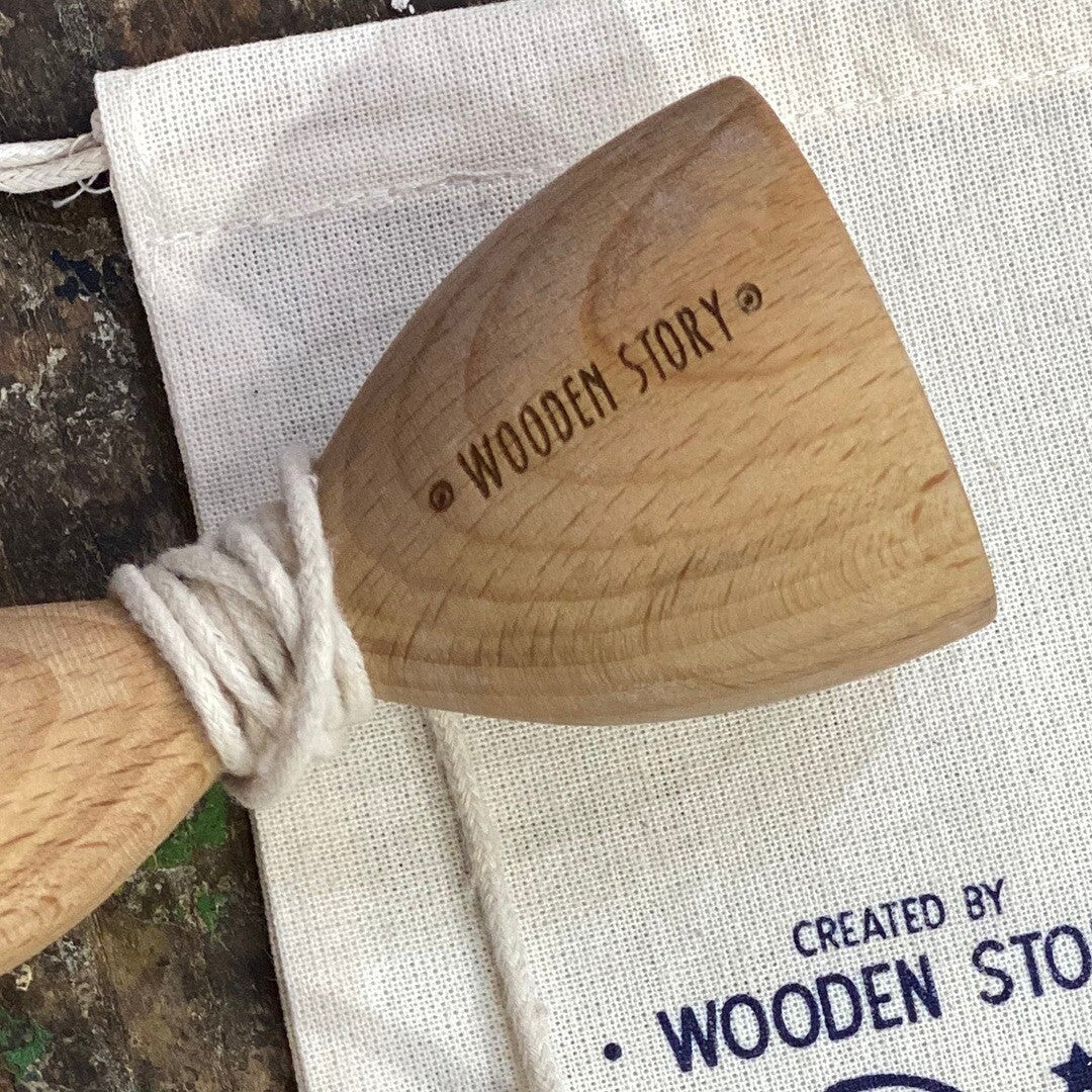 Detail van de Wooden Story houten balvanger met het merklogo op de beker.