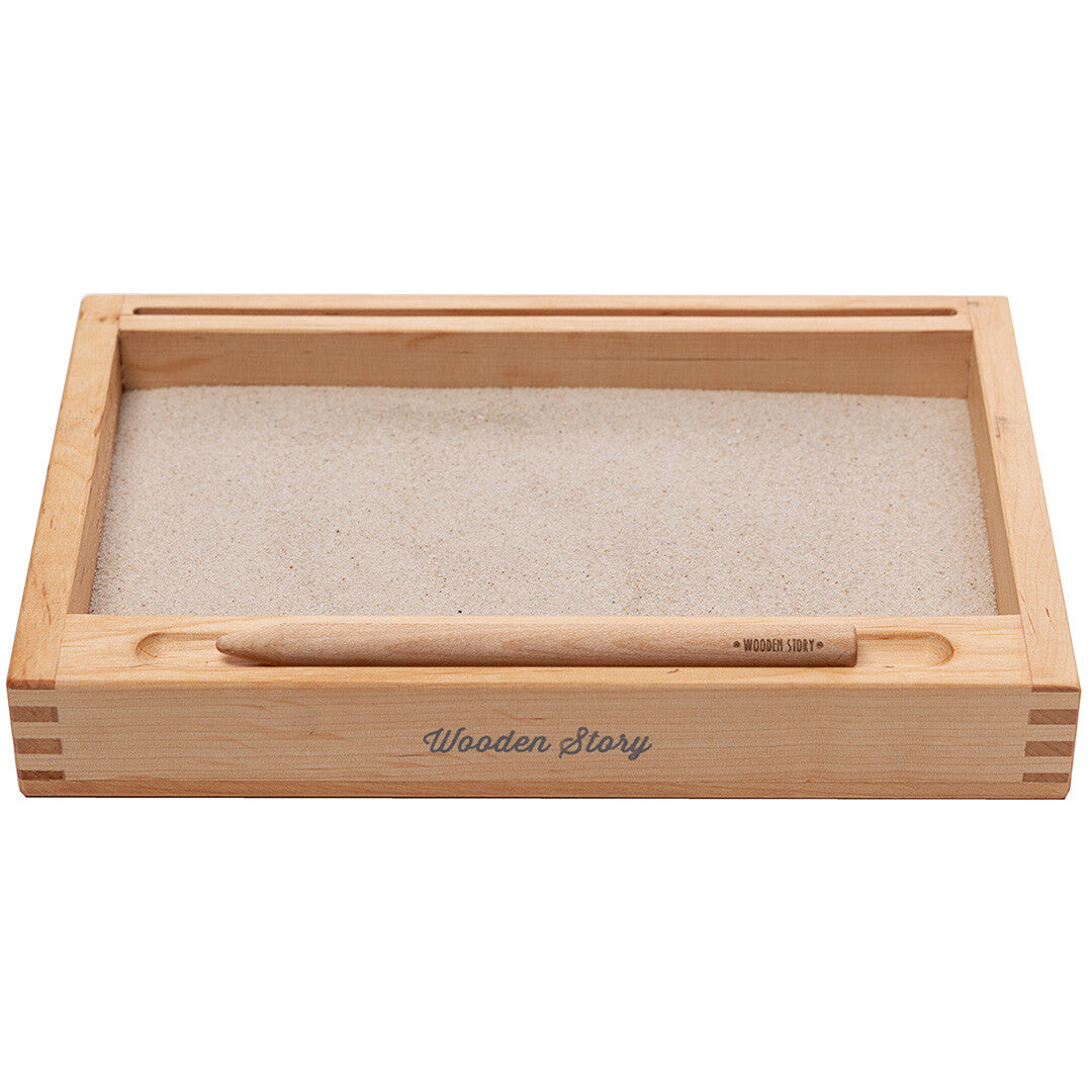 Wooden Story houten speelbak met zand en houten pen, schuin van voren gefotografeerd.