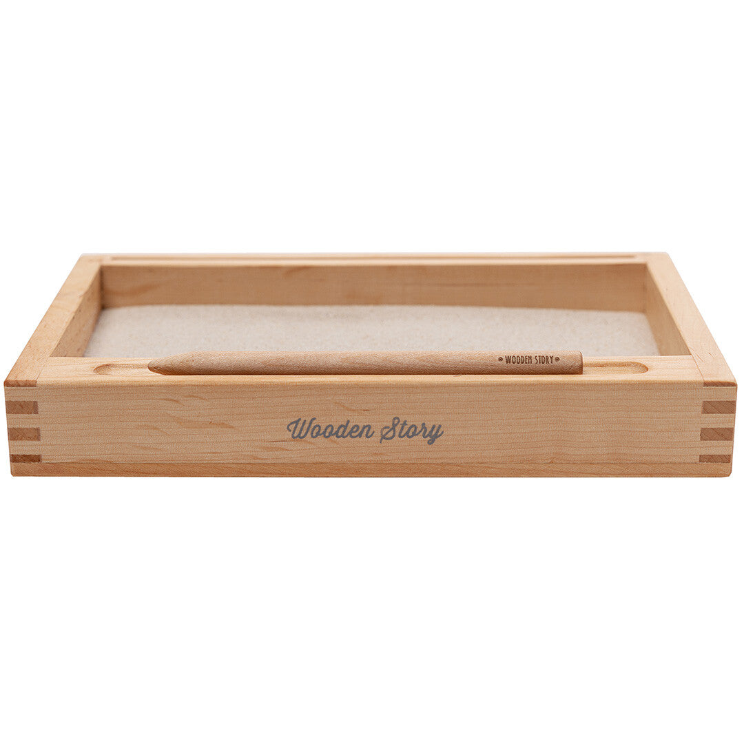Wooden Story houten speelbak met zand en houten pen, recht van voren gefotografeerd.