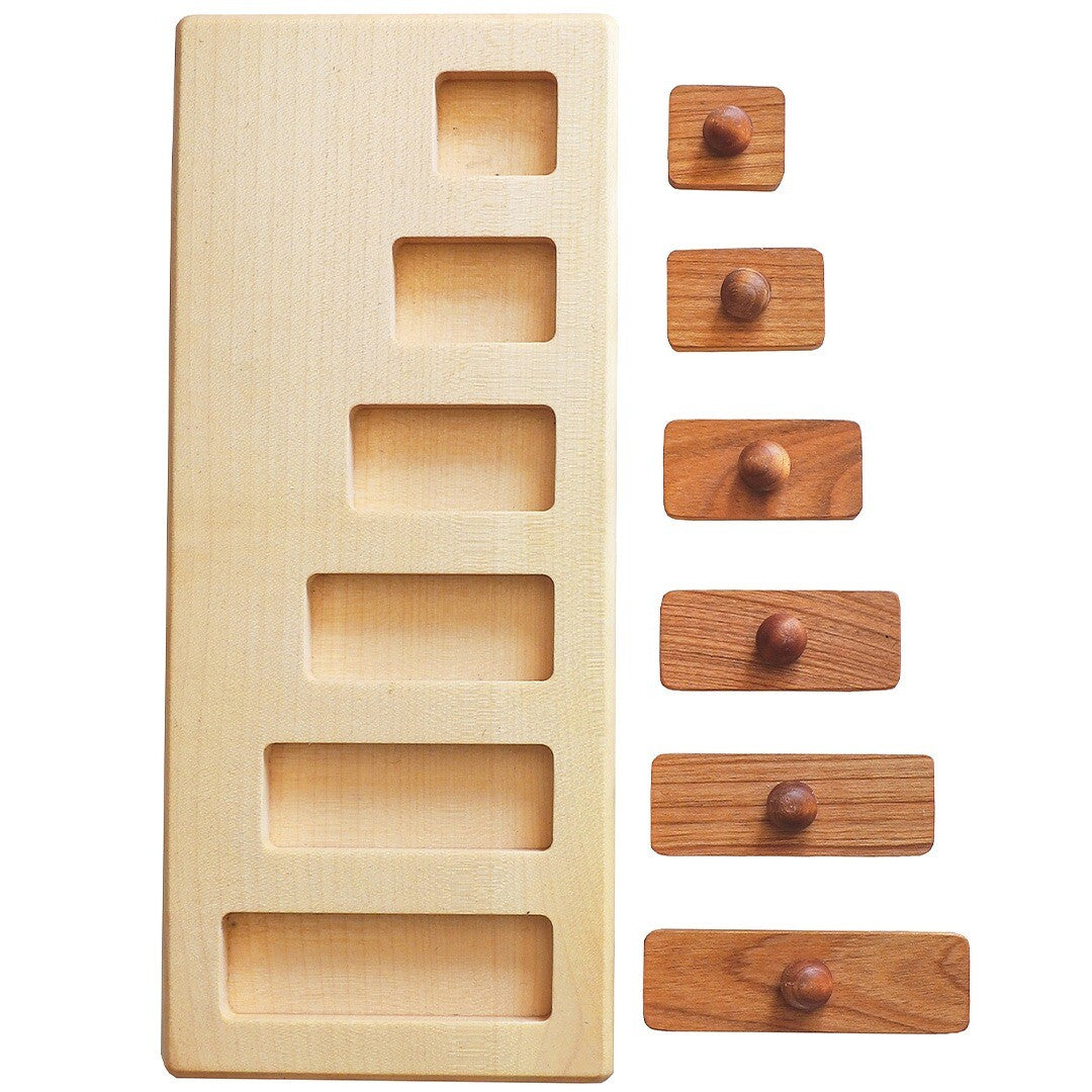 Wooden Story houten knoppuzzel met de lichte houten plank en de zes bruine houten blokjes met knop ernaast.