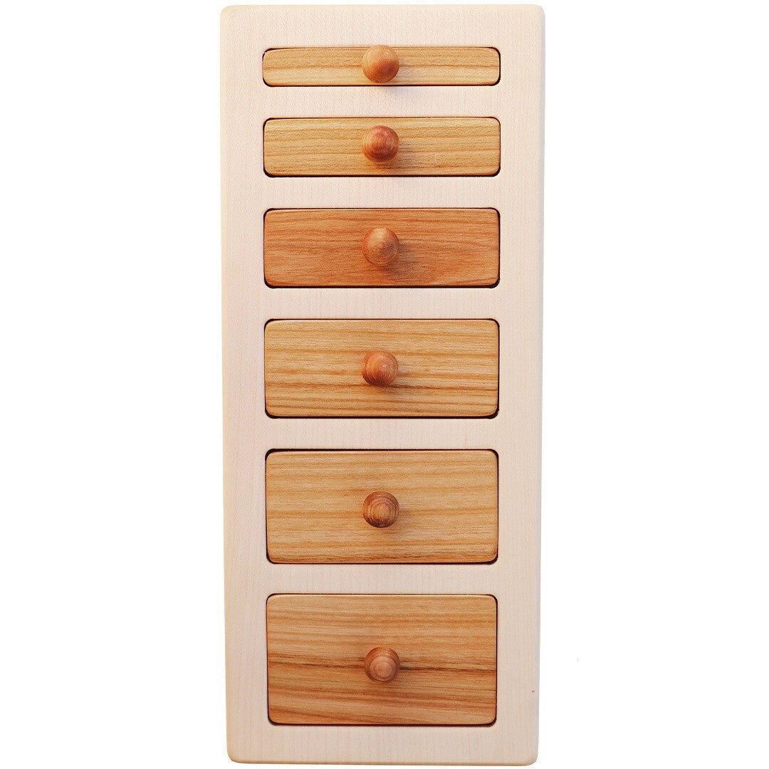 Wooden Story houten knoppuzzel met zes rechthoekige stukken van verschillende houttinten in een licht houten frame.