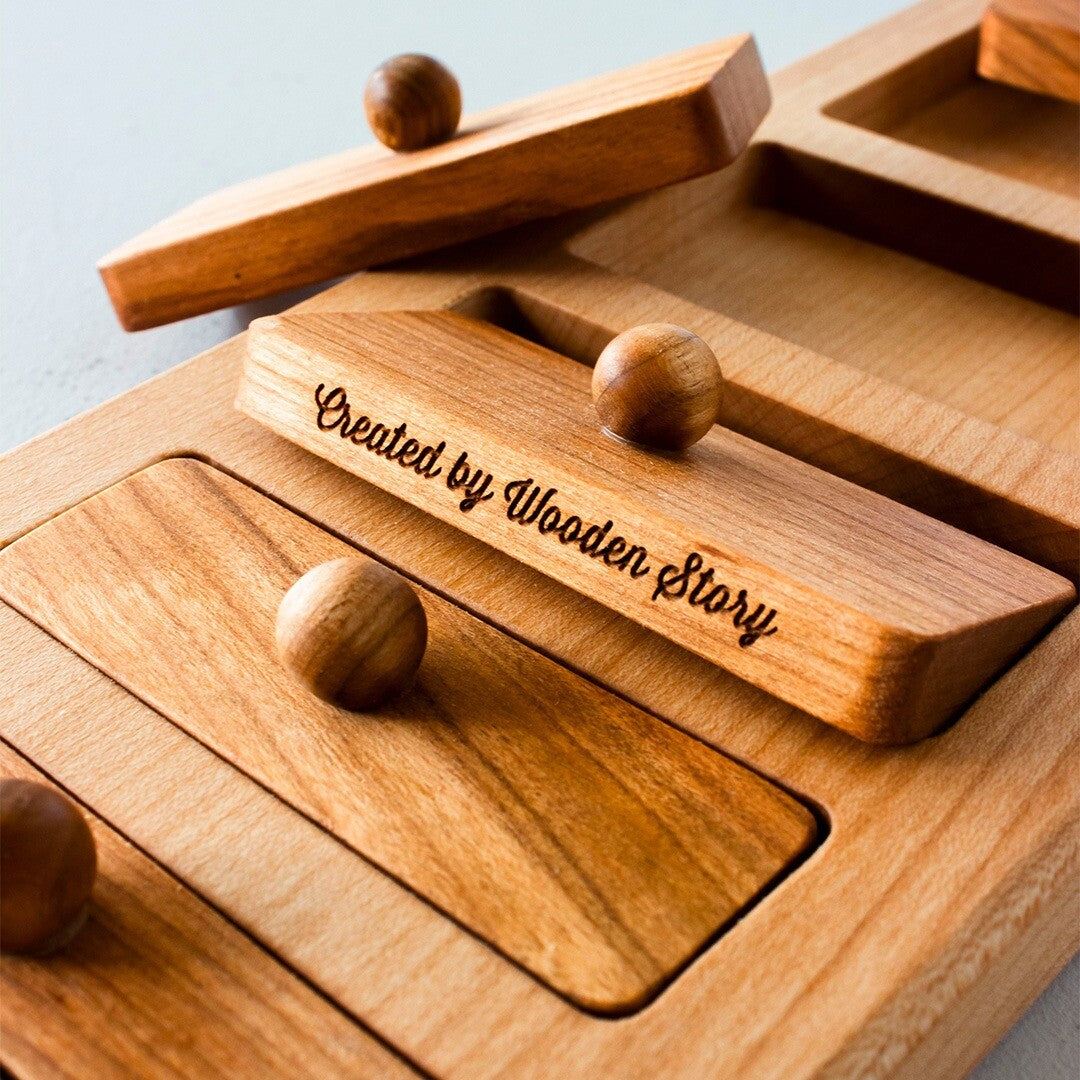 Detail van de Wooden Story houten knoppuzzel met een gegraveerd stuk en de houten knoppen.