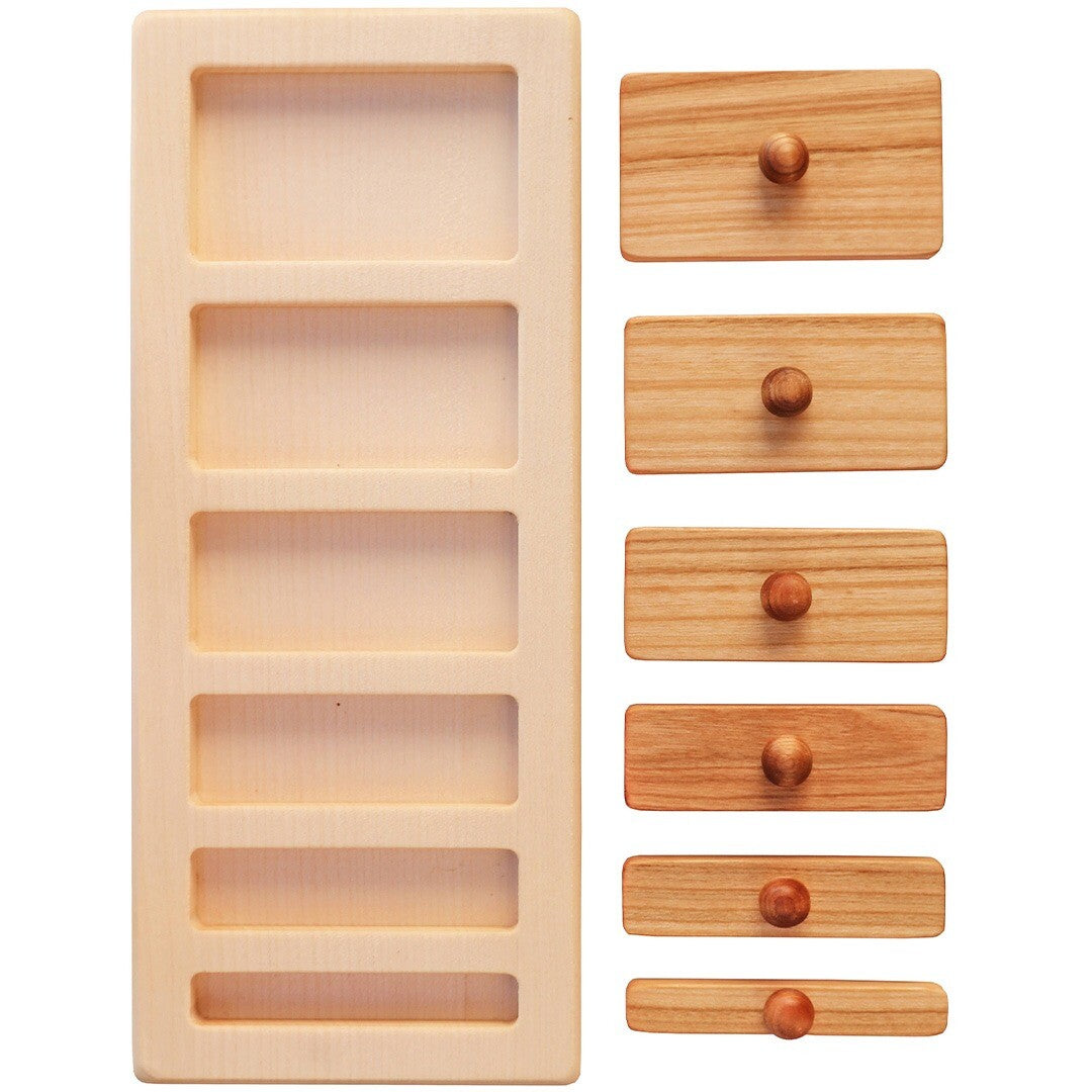 De losse onderdelen van de Wooden Story houten knoppuzzel: het lege frame en de zes rechthoekige stukken.
