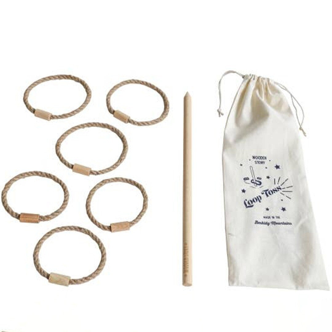 Wooden Story luswerpen behendigheidsspel met vijf touwringen, een houten pin en een stoffen zakje op een witte achtergrond.