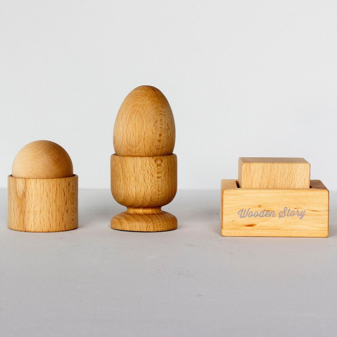 Wooden Story houten Montessori sorteervormen met een blok, een ei en een bol op een grijze ondergrond.
