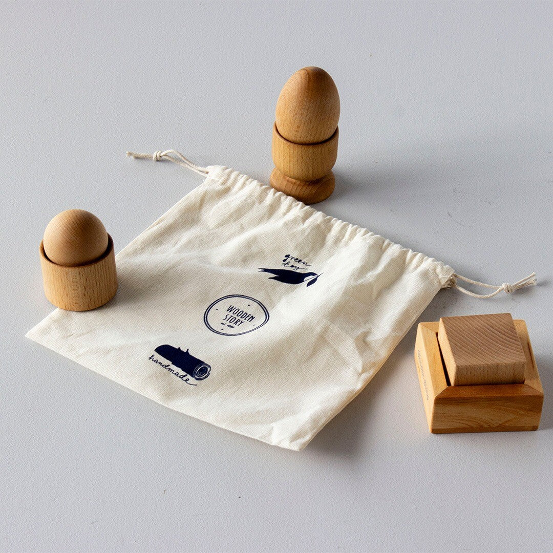 Wooden Story houten Montessori sorteervormen en een stoffen opbergzakje met logo, van bovenaf gezien.