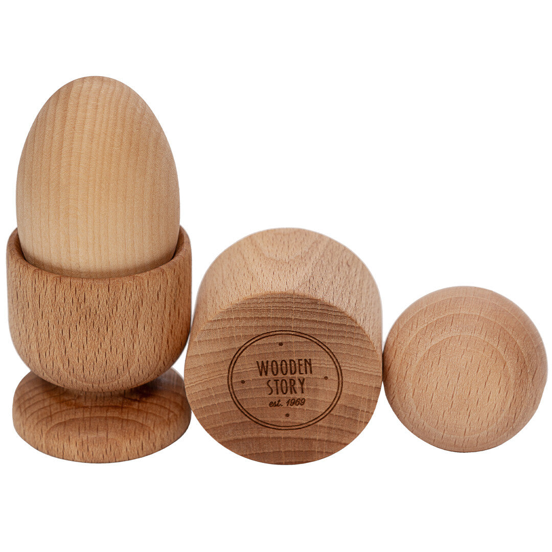 Detail van Wooden Story houten Montessori babyspeelgoed met een ei in een eierdop en een bol, met het merklogo.