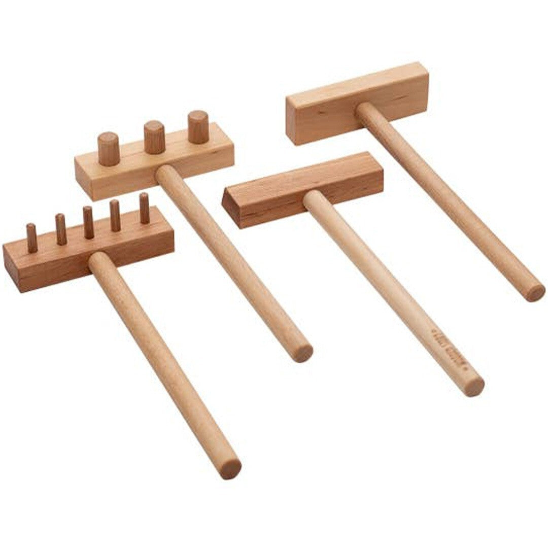 Wooden Story houten speelbak accessoires, bestaande uit vier verschillende harkjes.