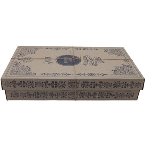 De kartonnen verpakking van de Wooden Story houten bouwblokken, versierd met blauwe patronen en touw.