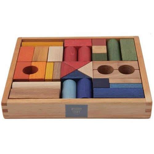 Wooden Story houten bouwblokken set met diverse gekleurde blokken in een houten kist.