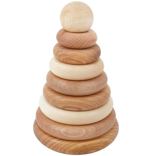 Wooden Story houten stapeltoren met ringen in verschillende natuurlijke houttinten.