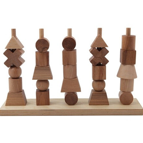 Wooden Story houten stapeltorens met vijf pinnen en diverse geometrische vormen in naturel hout.