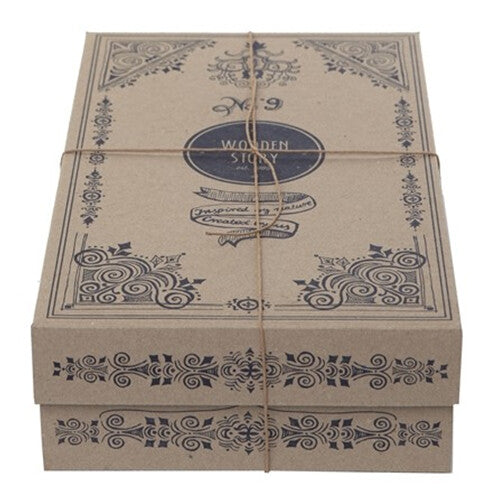 Verpakking van Wooden Story houten speelgoed, een bruine kartonnen doos met blauwe opdruk en touw.