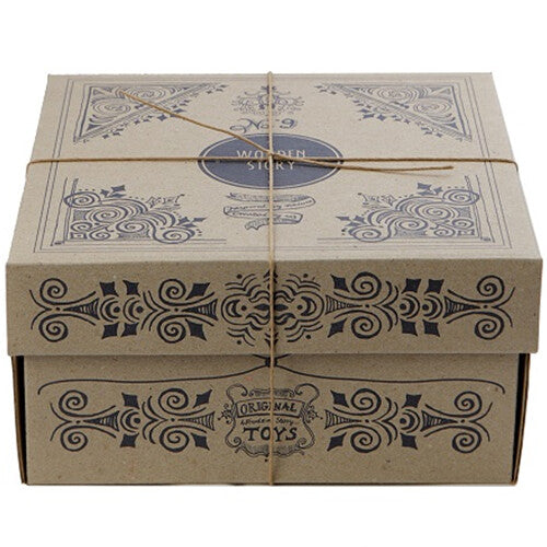 Verpakking van de Wooden Story vormenstoof, een kartonnen doos met touw en decoratieve opdruk.