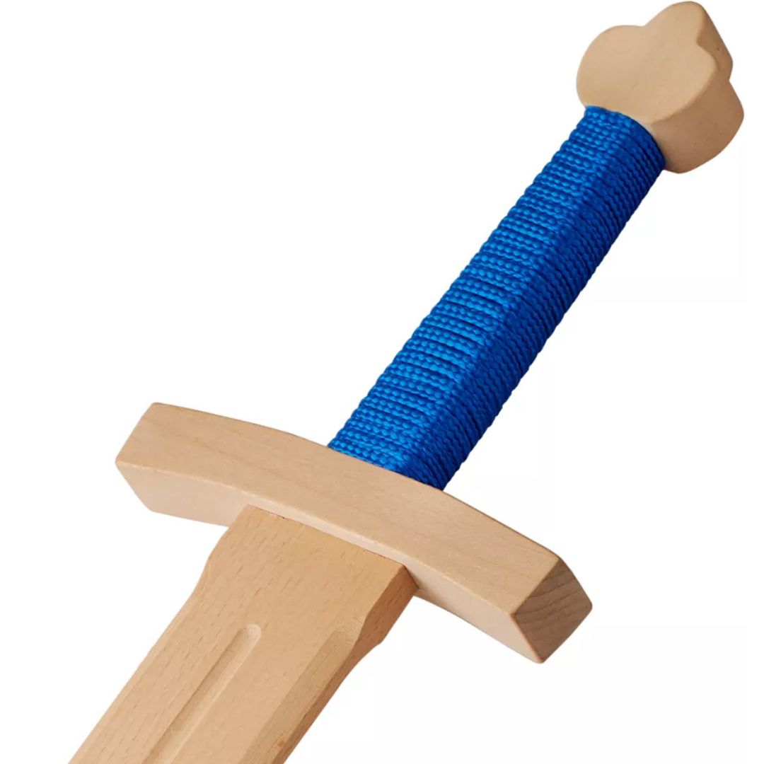 Detailopname van het blauw omwikkelde handvat van het Woodsy houten speelgoedzwaard.