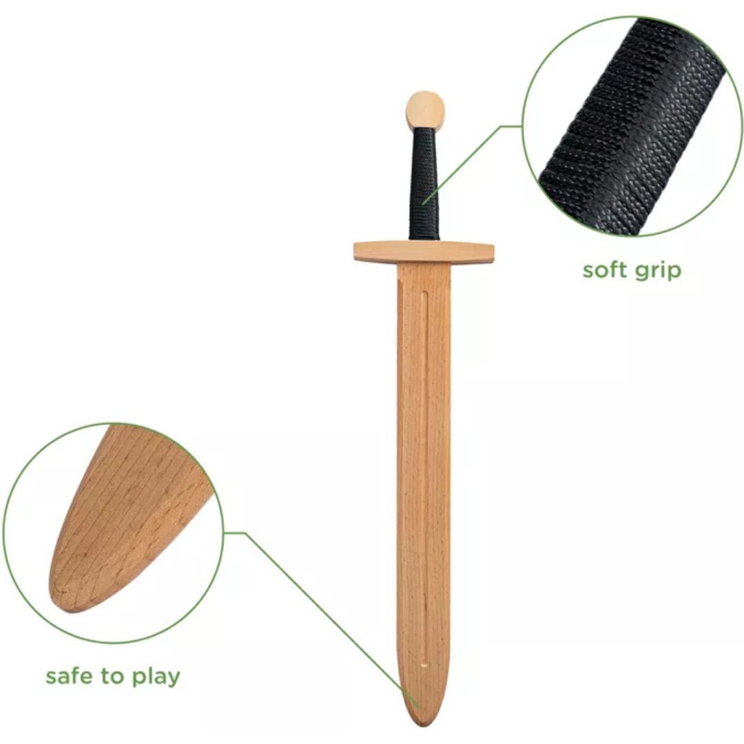 Woodsy houten speelgoedzwaard met details van het zachte handvat en de veilige punt.