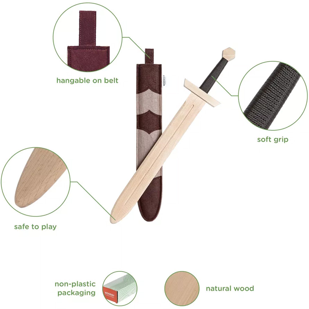 Woodsy houten speelgoedzwaard met schede en infographic over de kenmerken.