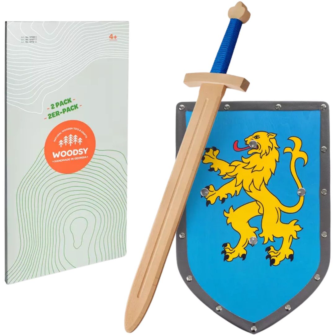 Woodsy houten speelgoedzwaard en schild met leeuw-embleem naast de verpakking.