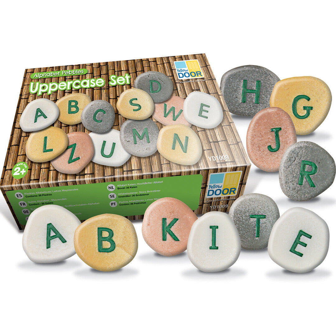 Yellow Door educatief speelgoed met de verpakking en verspreide alfabetstenen met hoofdletters.
