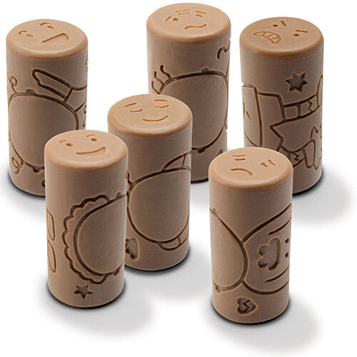Zes beige Yellow Door kleistempels met verschillende emoties en figuren.