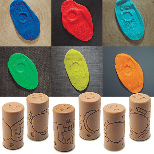 Een collectie van zes beige Yellow Door kleistempels en zes gekleurde kleiafdrukken van figuren.