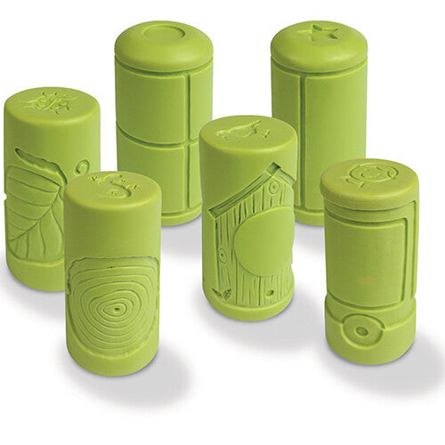 Zes groene Yellow Door kleistempels met verschillende patronen zoals een blad, lieveheersbeestje en ster.
