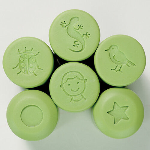 Zes groene Yellow Door kleistempels van bovenaf gezien, met patronen van een hagedis, lieveheersbeestje, vogel, gezichtje, ster en cirkel.