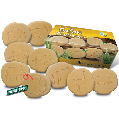 yellow door educatieve safari speelstenen met dierfiguren en pootafdrukken, naast de productverpakking van 'Safari Footprints'.