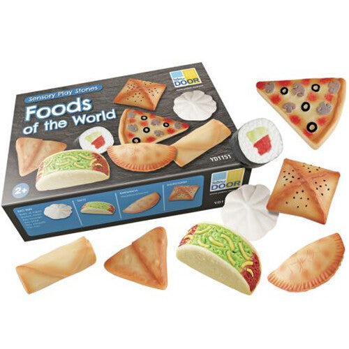 yellow door verpakking van de 'Foods of the World' sensorische speelstenen met diverse speelgoedvoedselitems eromheen.