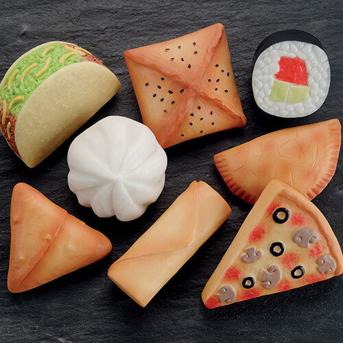 Acht verschillende 'Foods of the World' sensorische speelstenen, waaronder pizza, sushi en taco, op een donkere ondergrond.