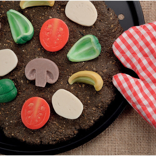 Een modderpizza op een zwarte pizzaplaat, belegd met Yellow Door speelgoed pizza toppings van steen, naast een rood-wit geruite ovenwant.