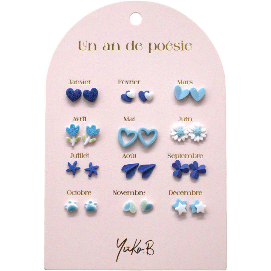 yuko b. kinder oorbellen set met 12 paar blauwe oorknopjes in verschillende vormen op een roze displaykaart.