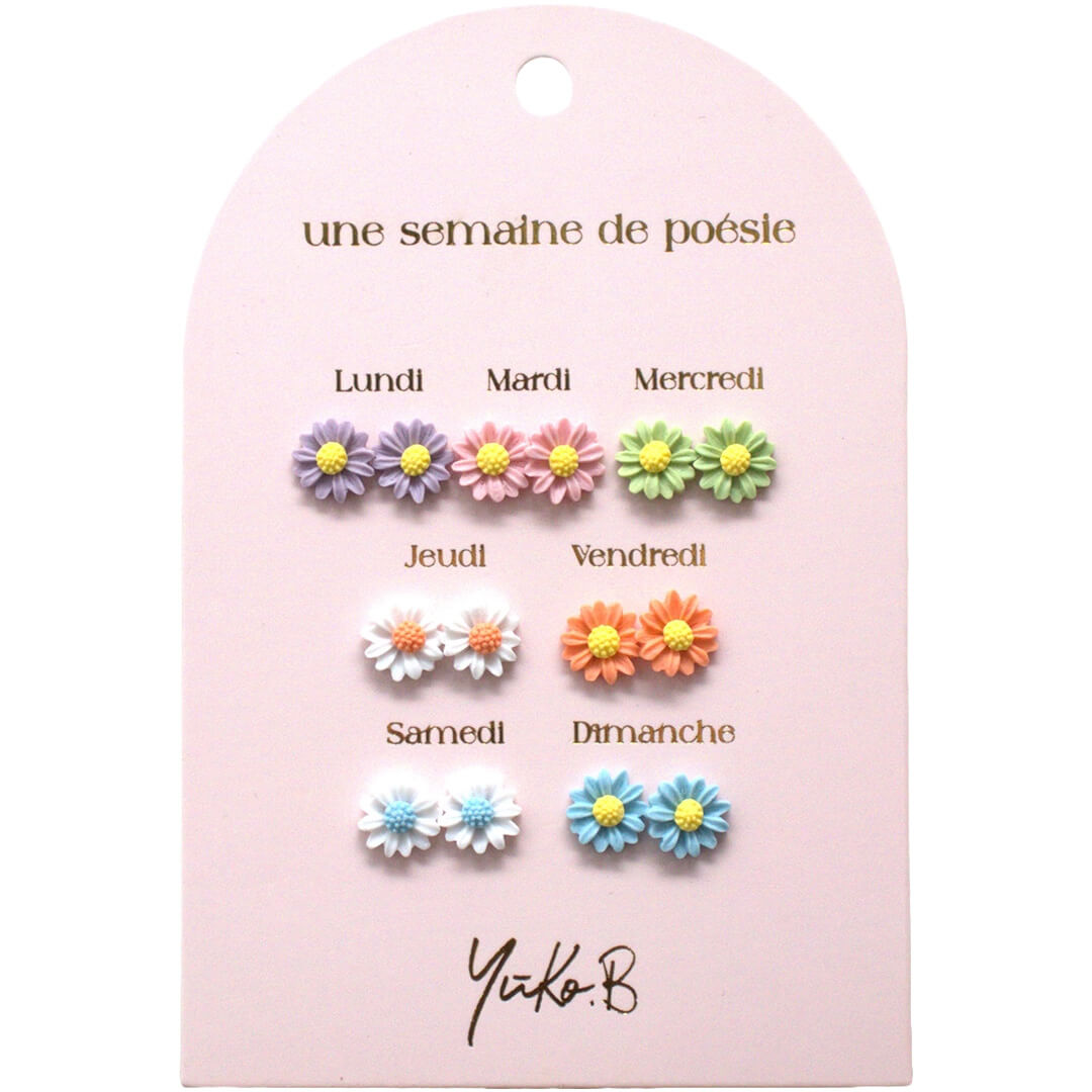 Yuko B. kinder oorknopjes set met 7 paar bloemvormige oorbellen in verschillende kleuren op een roze verpakking.
